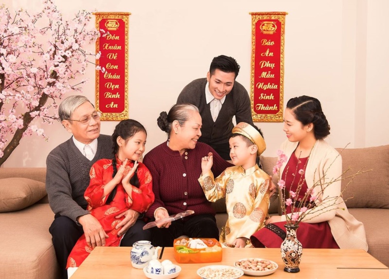 Gia đình sum họp ngày Tết, ông bà lì xì cho các cháu