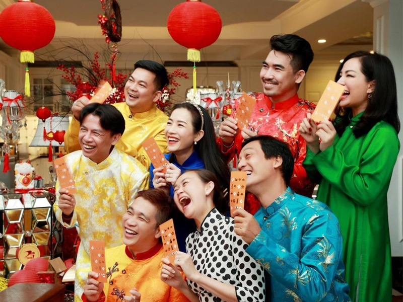 Nhóm bạn mặc áo dài cầm bao lì xì chúc Tết rạng rỡ