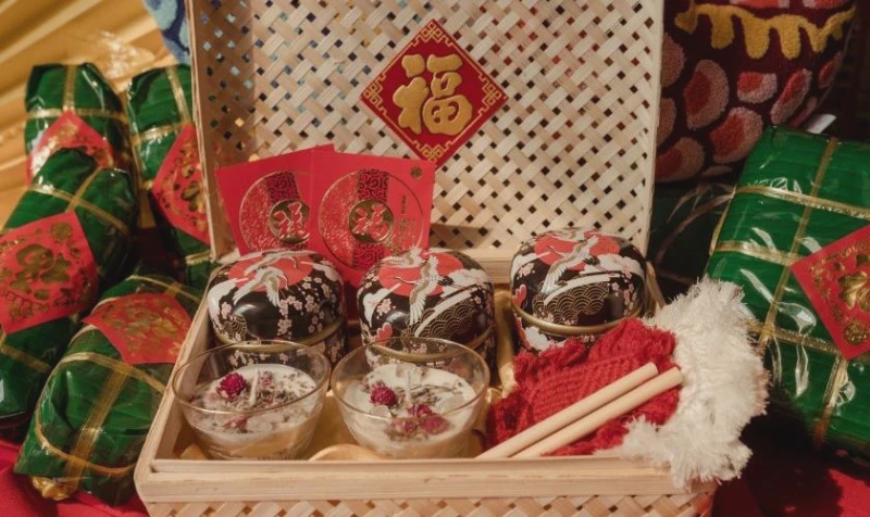 Giỏ quà Tết gồm bánh chưng, trà và bao lì xì trang trí truyền thống