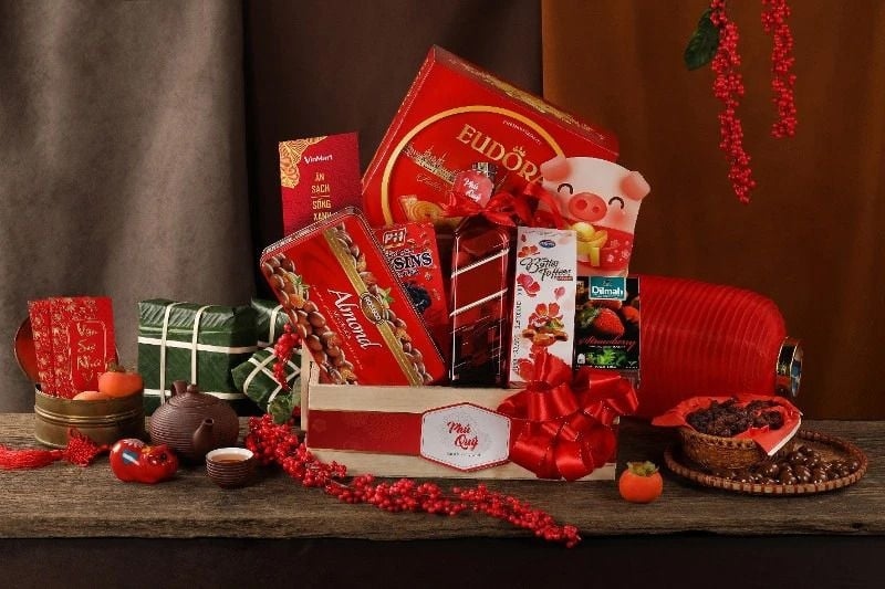 Giỏ quà Tết tổng hợp bánh kẹo, trà và đặc sản được gói trong hộp đỏ