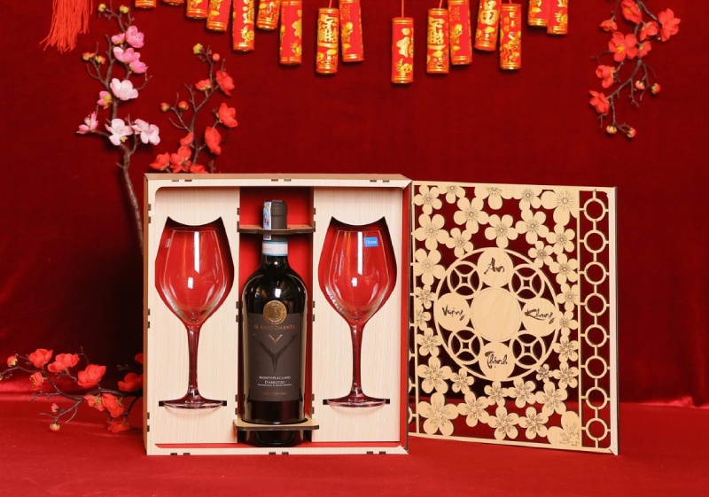 Hộp quà Tết rượu vang cao cấp kèm hai ly trong hộp gỗ trang trí