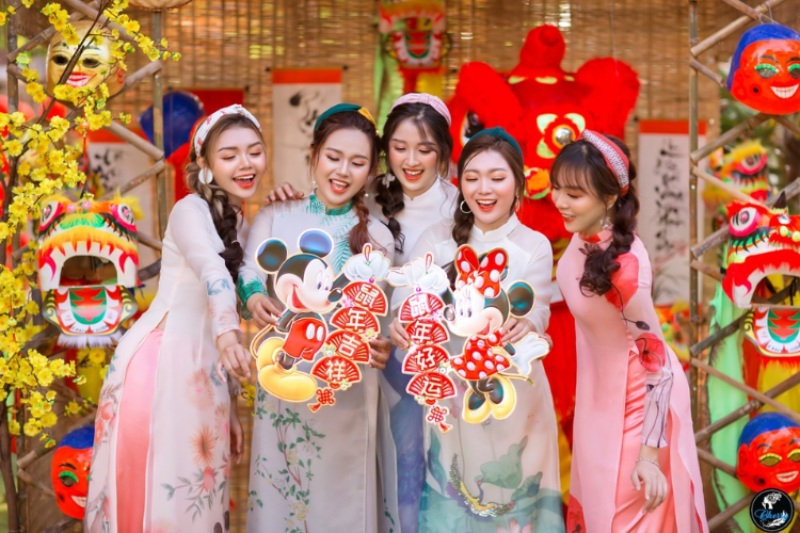 Nhóm bạn gái diện áo dài chụp ảnh Tết