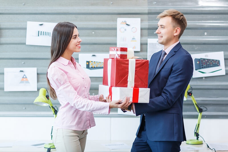 nhân viên tặng quà cho sếp
