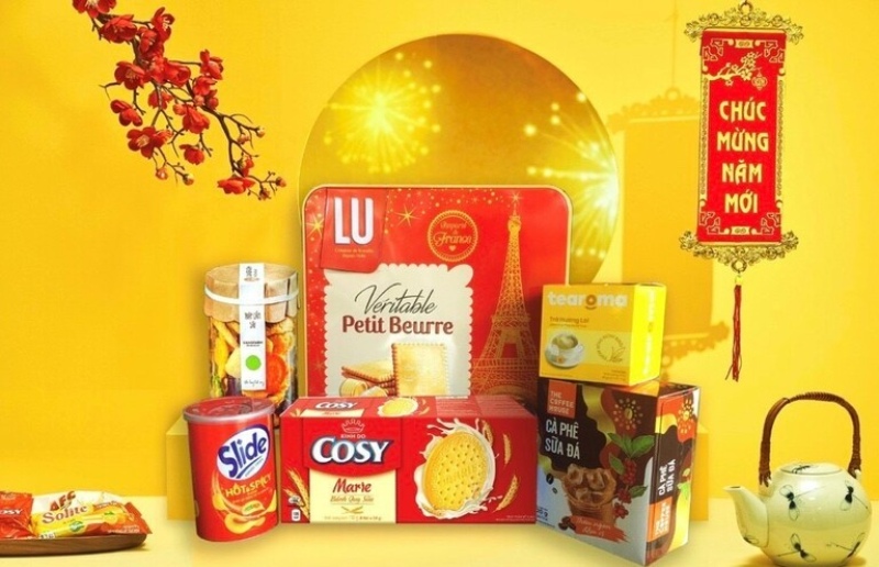 hộp quà Tết gồm bánh kẹo và cà phê