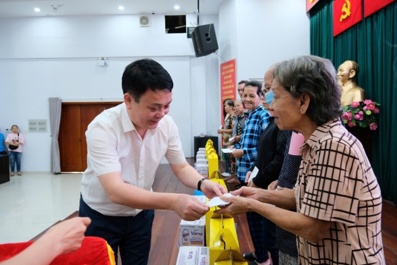 Lãnh đạo trao tiền mặt cho người dân