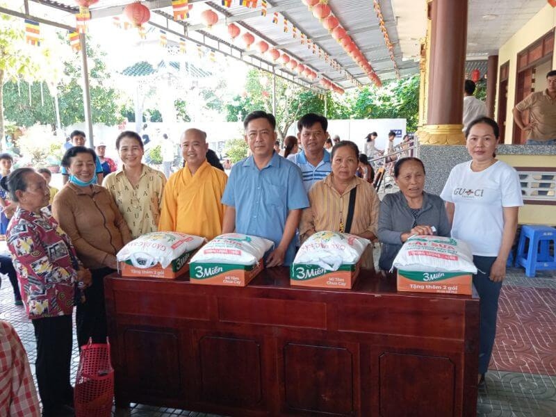 Tặng gạo Tết cho hộ nghèo