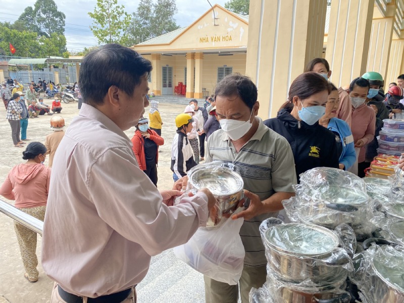 Phát bộ nồi inox hỗ trợ người dân vùng khó khăn