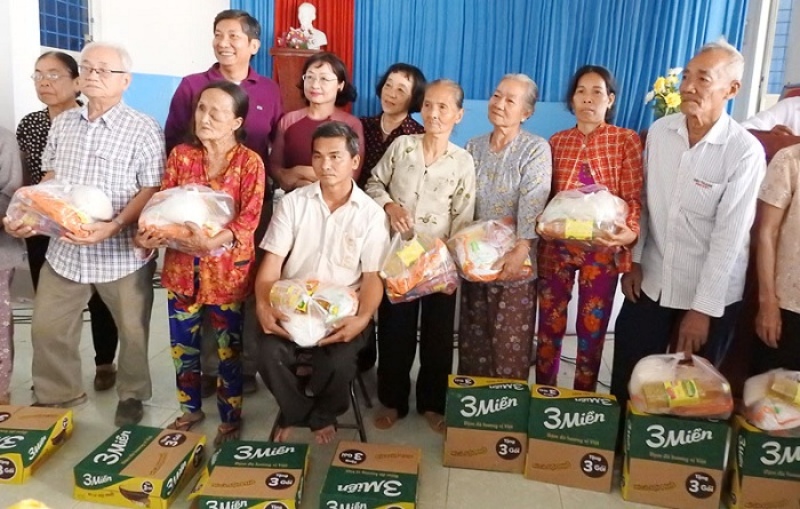 Trao phần quà lương thực và gia vị cho hộ nghèo dịp Tết