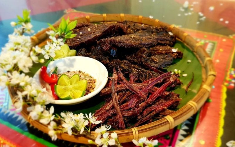 Tặng đặc sản thịt trâu gác bếp