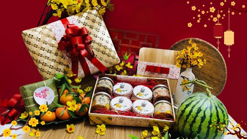 Giỏ quà Tết và bánh chưng bày trí cùng hoa mai