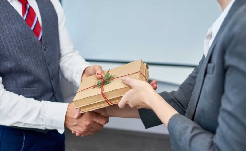 Tặng quà tết cho khách hàng