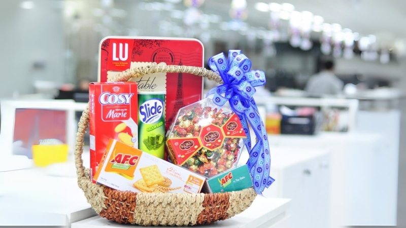 giỏ quà Tết gồm bánh kẹo và trà