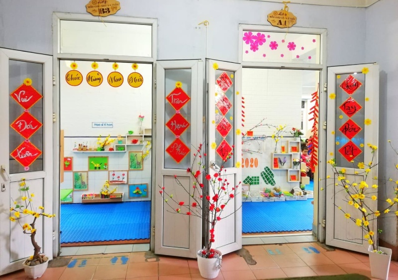 Trang trí lớp học Tết bằng cành mai, cành đào