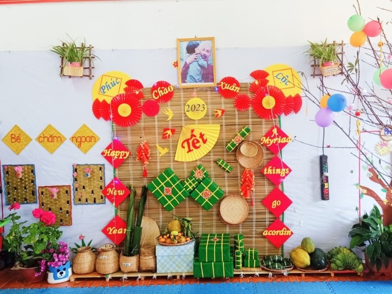 Trang trí lớp học Tết bằng mô hình bánh chưng