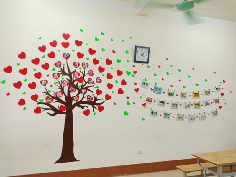 Trang trí lớp học Tết bằng ảnh kỷ niệm của lớp