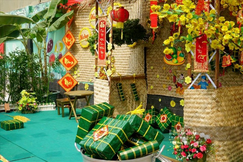 Trang trí Tết cho quán cafe với phụ kiện bánh chưng, bánh tét