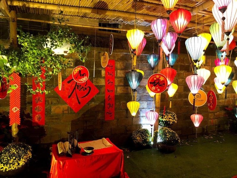 Trang trí Tết cho quán cafe bằng đèn lồng
