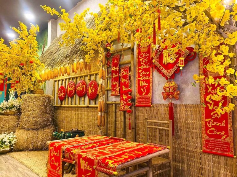 Trang trí Tết cho quán cafe với hoa mai