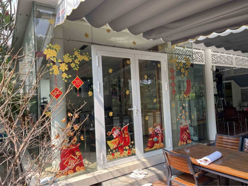 Trang trí Tết cho quán cafe bằng decal